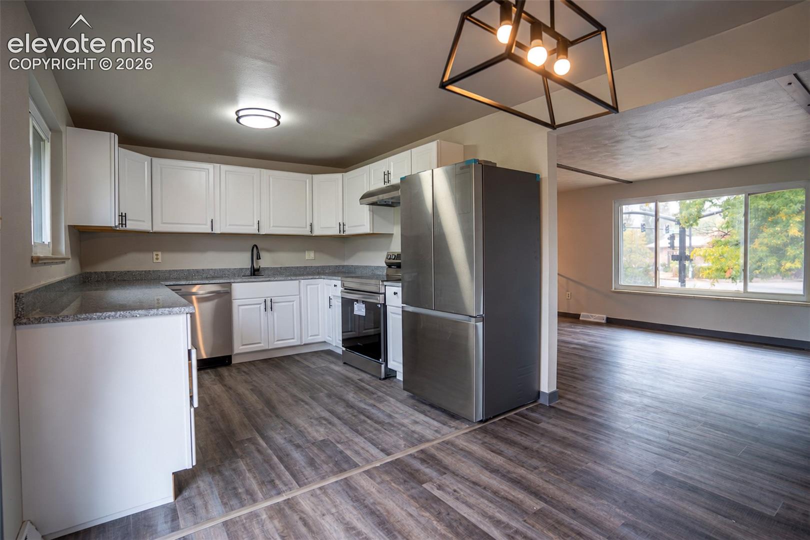 Listing photo 10 for 1301 N Murray Boulevard