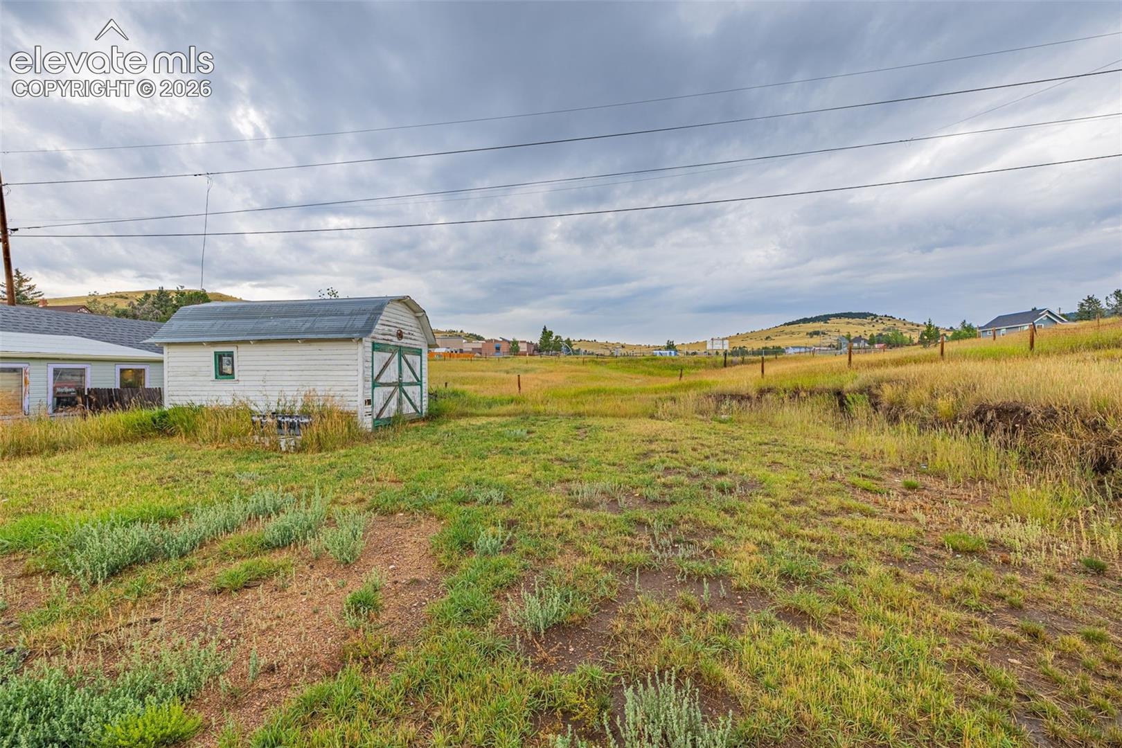 Listing photo 13 for 207 W Eaton Avenue