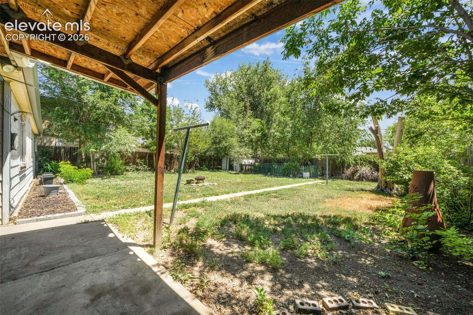 Listing photo 40 for 920 S Canosa Court
