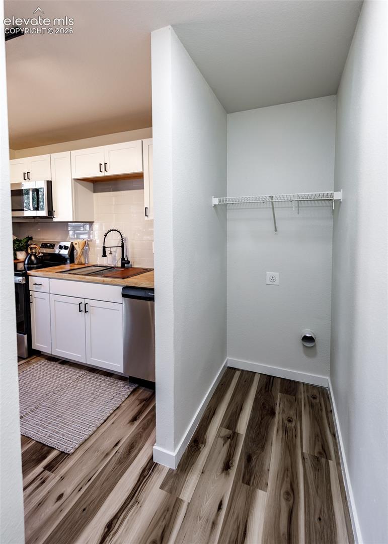 Listing photo 10 for 2906 Winnipeg Street