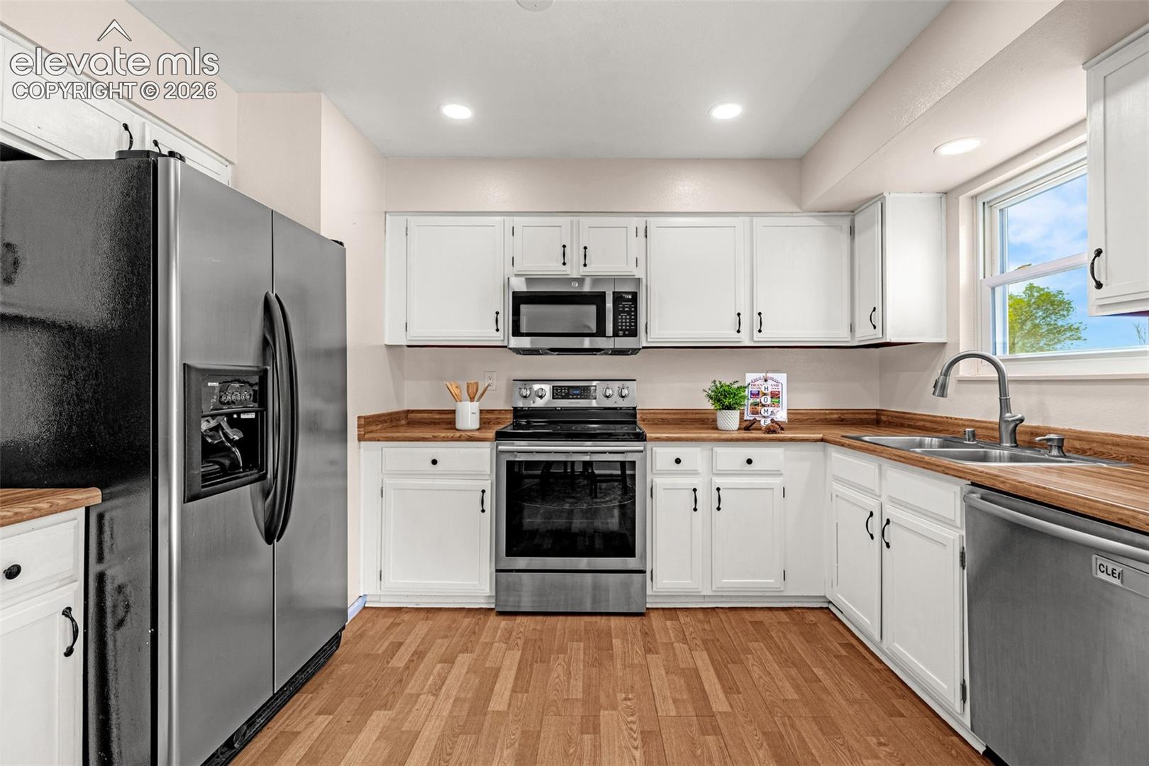 Listing photo 10 for 6805 Parkridge Court