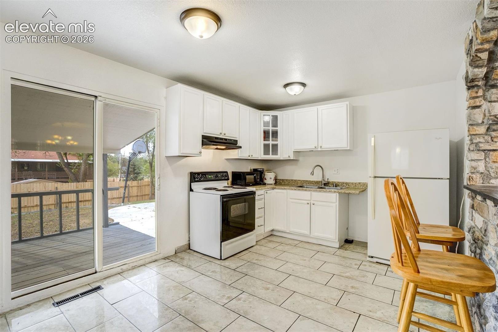 Listing photo 10 for 3415 Bridgewood Lane
