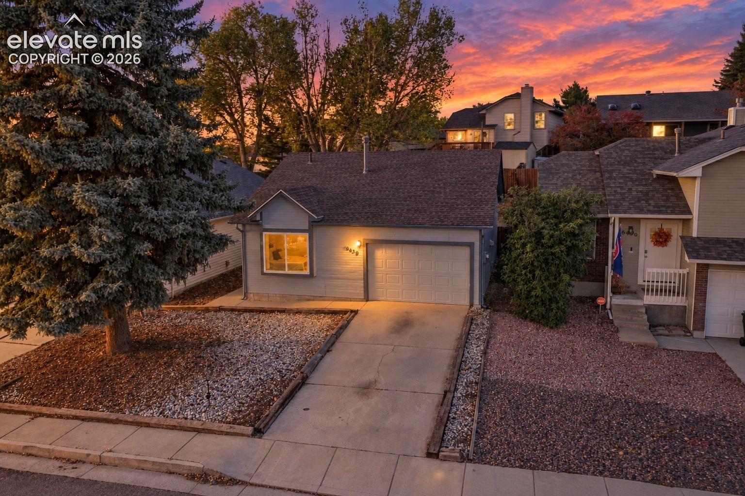 Listing photo 2 for 6430 Lonsdale Drive