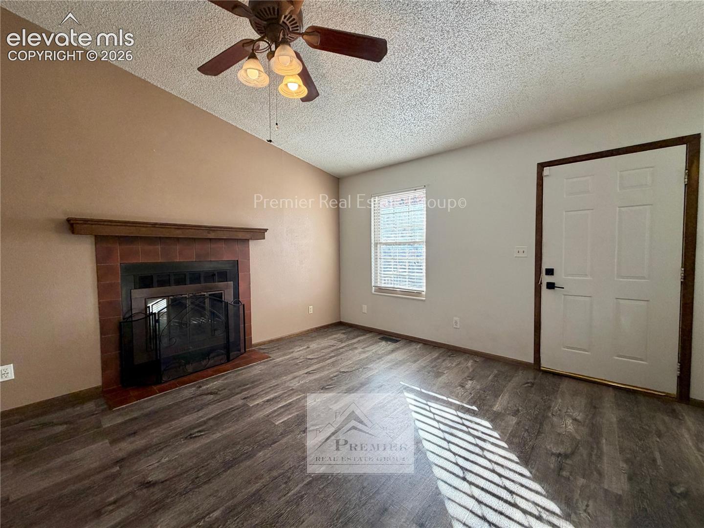 1055 Table Top Terrace, photo 5