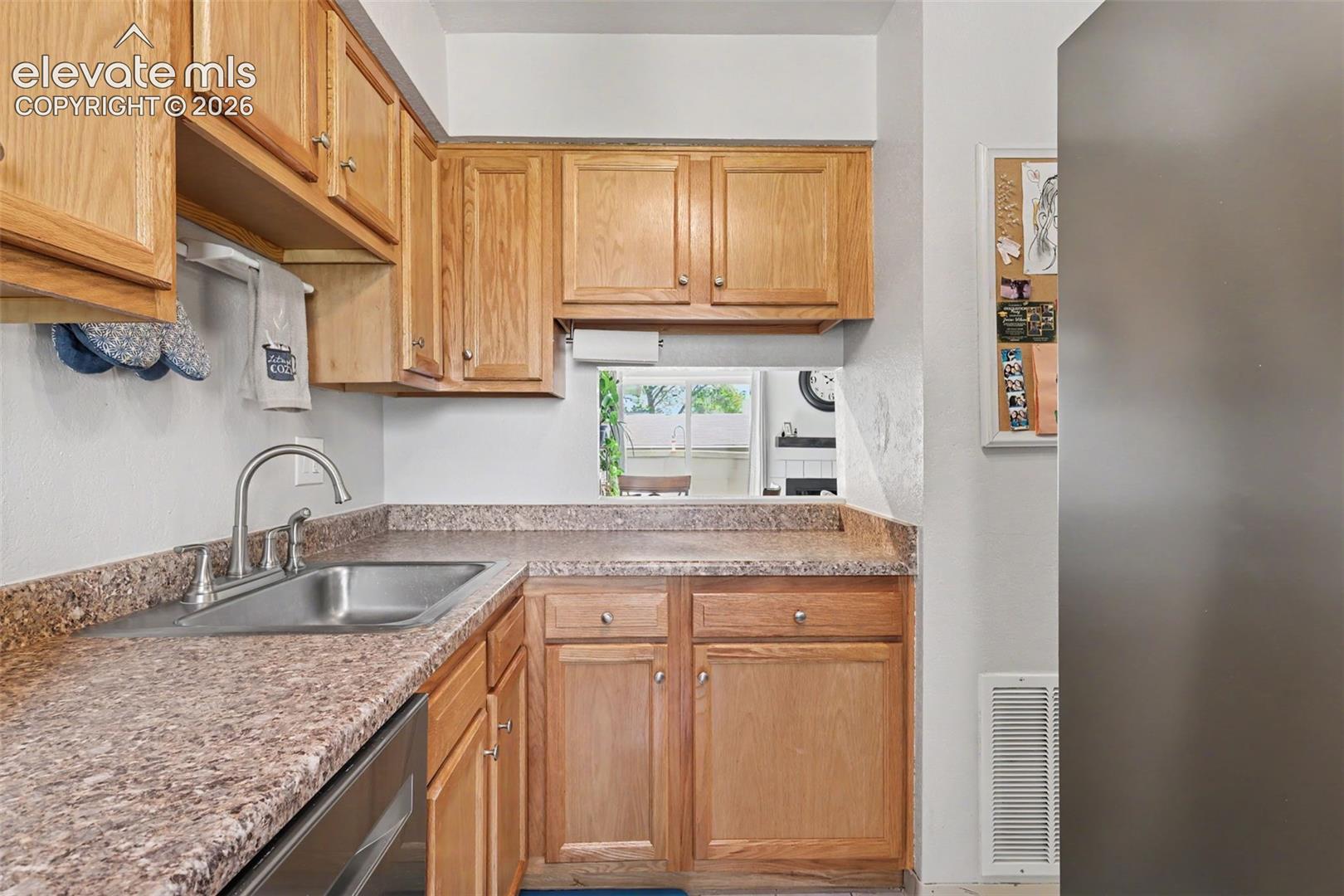 Listing photo 10 for 3110 Van Teylingen Drive E