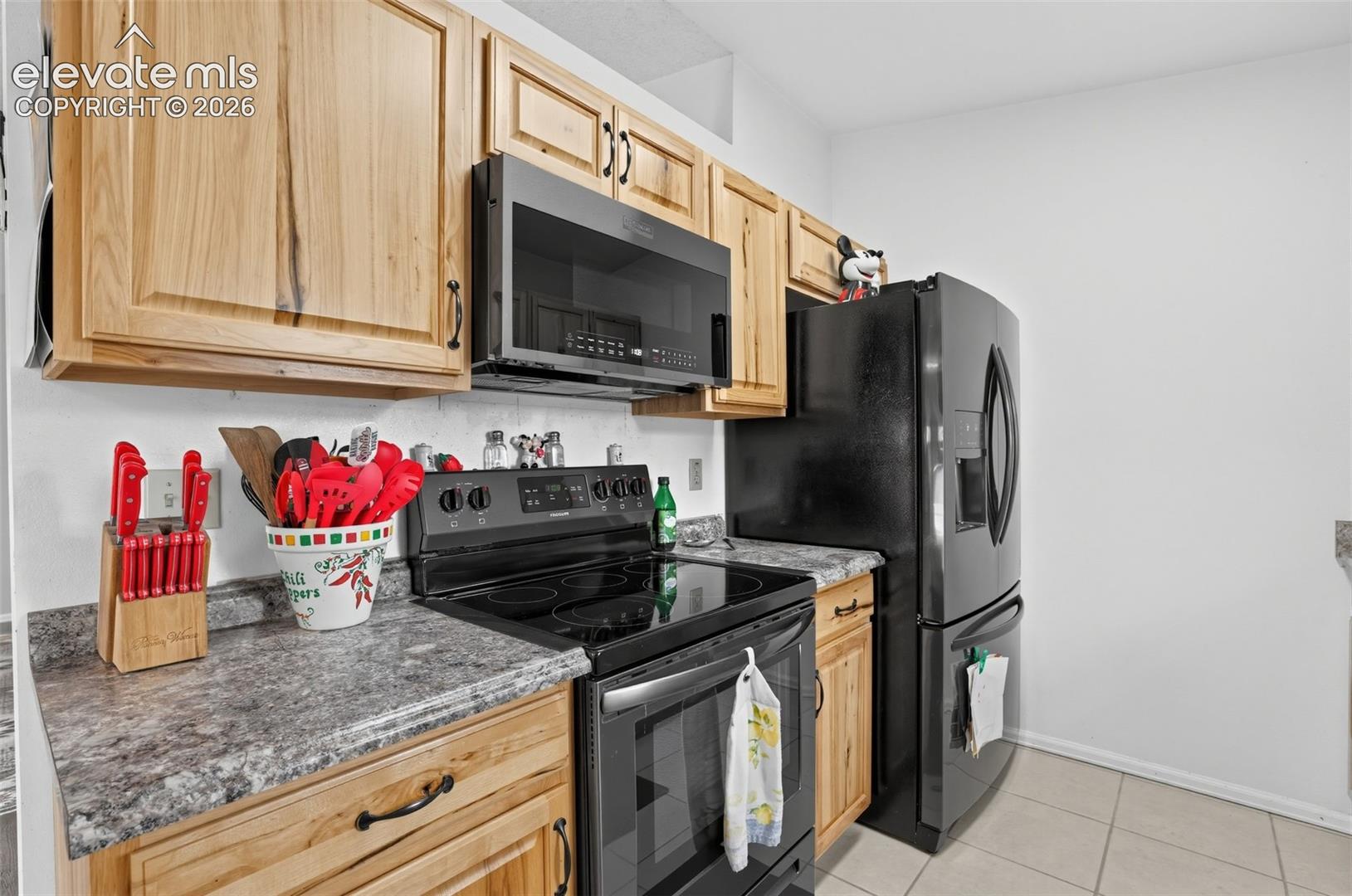 Listing photo 5 for 4565 Howland Street