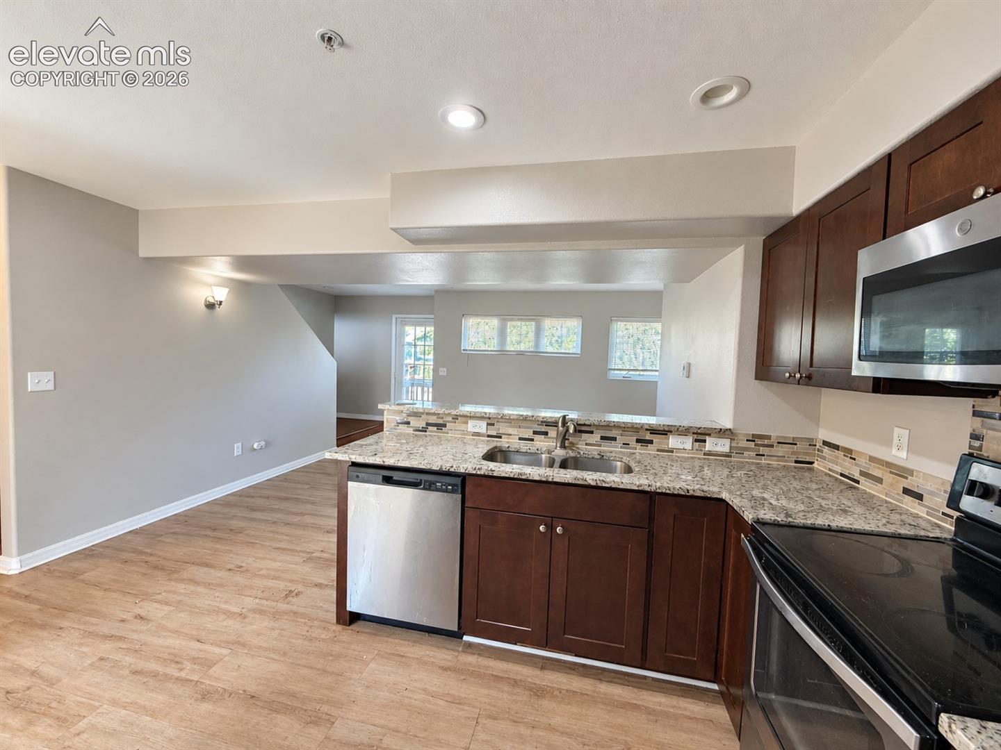 Listing photo 5 for 320 E Ohio Avenue