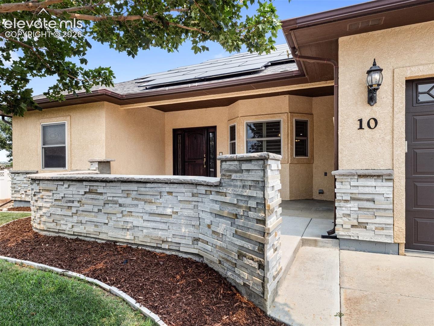 Listing photo 2 for 10 Erica Court