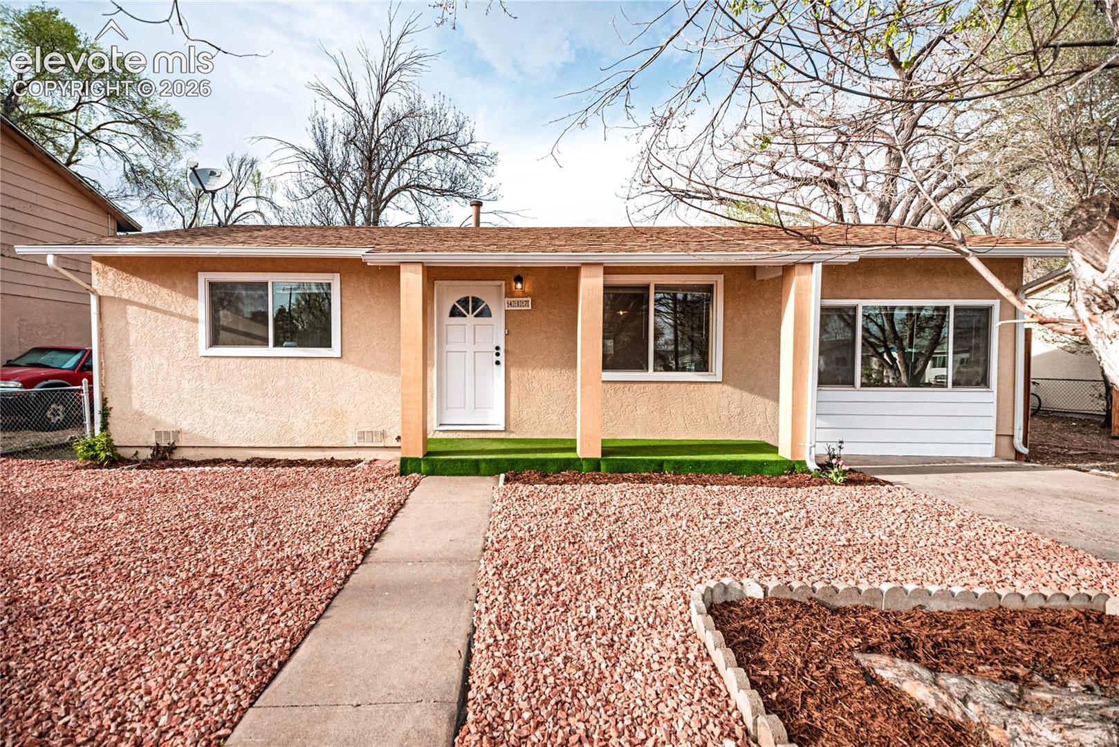 Listing photo 2 for 417 Linda Vista Drive