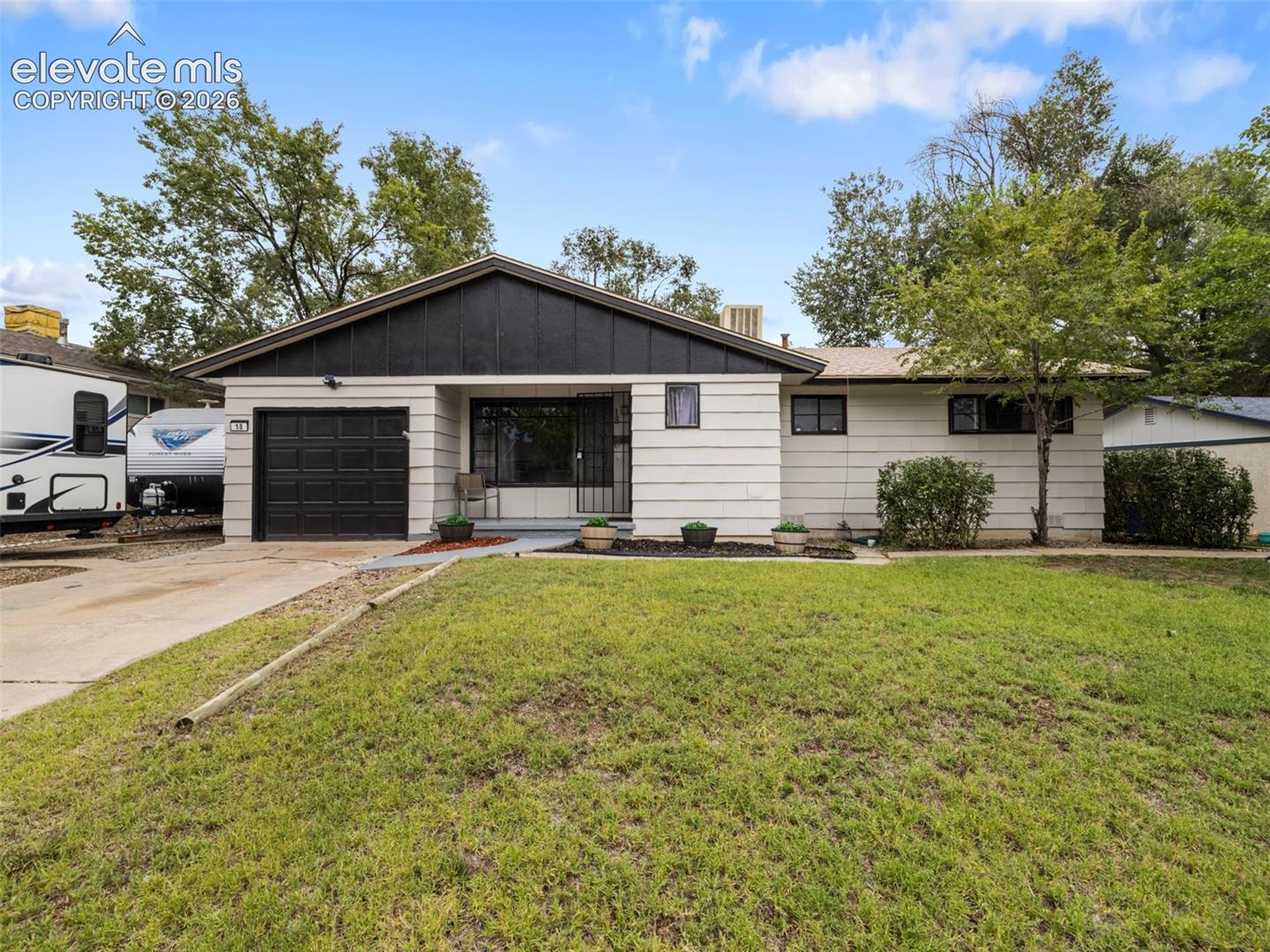 Listing photo 3 for 18 Dundee Lane