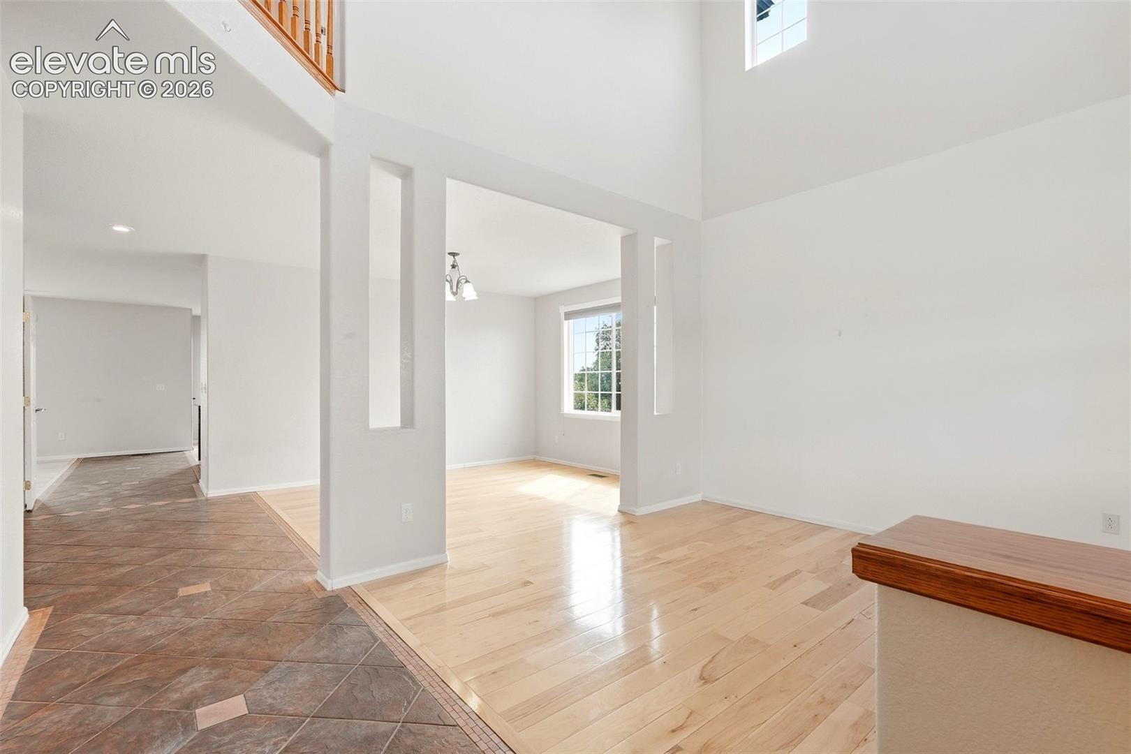 Listing photo 4 for 8931 Oakmont Road