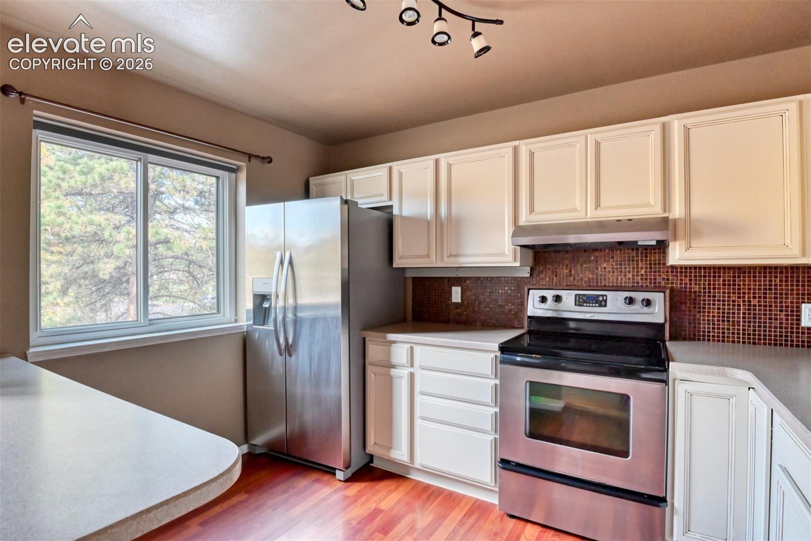 Listing photo 8 for 590 Manor Court B