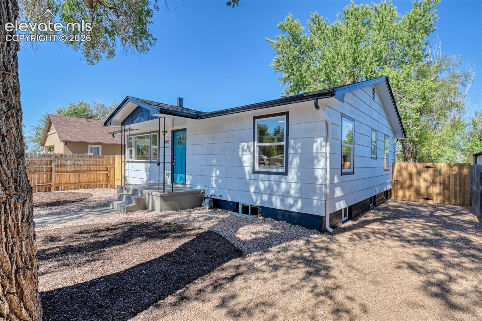 Listing photo 3 for 2606 E Boulder Street