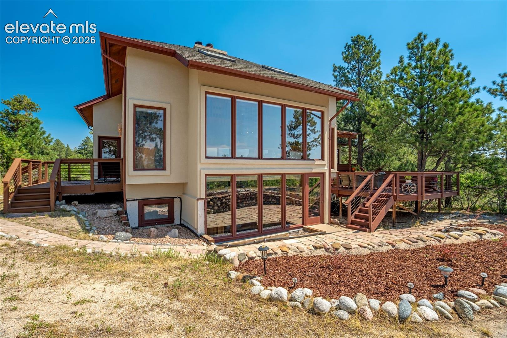 Listing photo 3 for 19330 Greenwood Drive