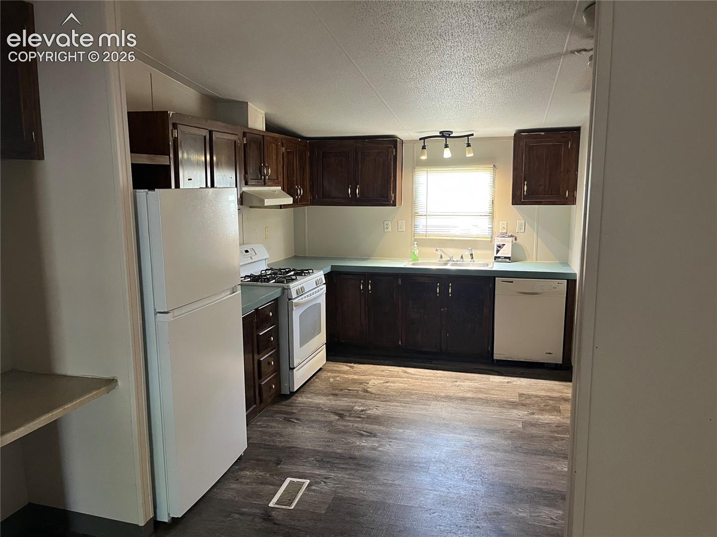 Listing photo 6 for 271 E Countryside Drive
