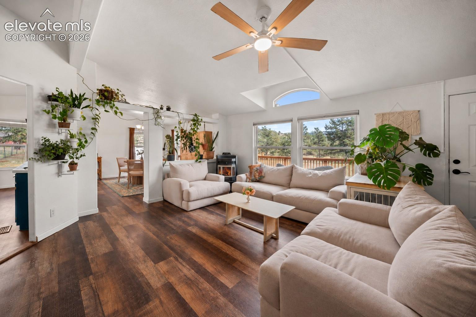 Listing photo 5 for 464 Hackamore Drive