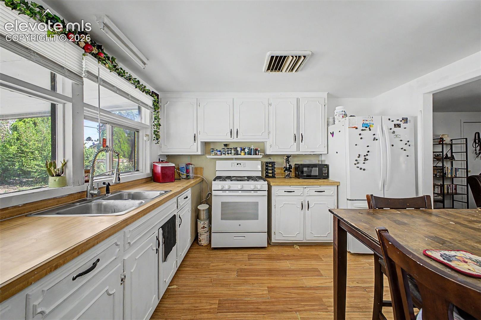 Listing photo 10 for 1606 Iroquois Road