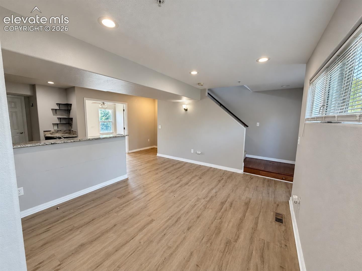 Listing photo 8 for 320 E Ohio Avenue