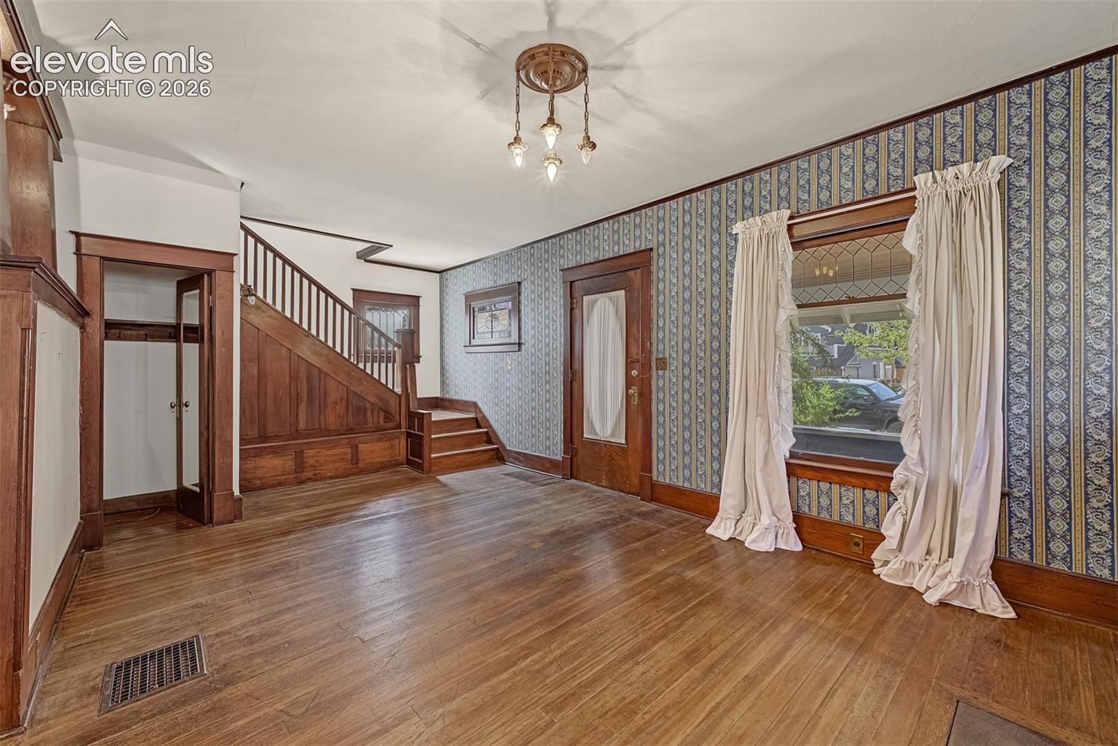 Listing photo 4 for 116 E Columbia Street