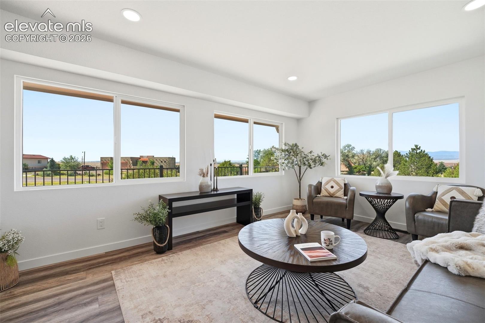 Listing photo 4 for 1361 S Tonalea Drive