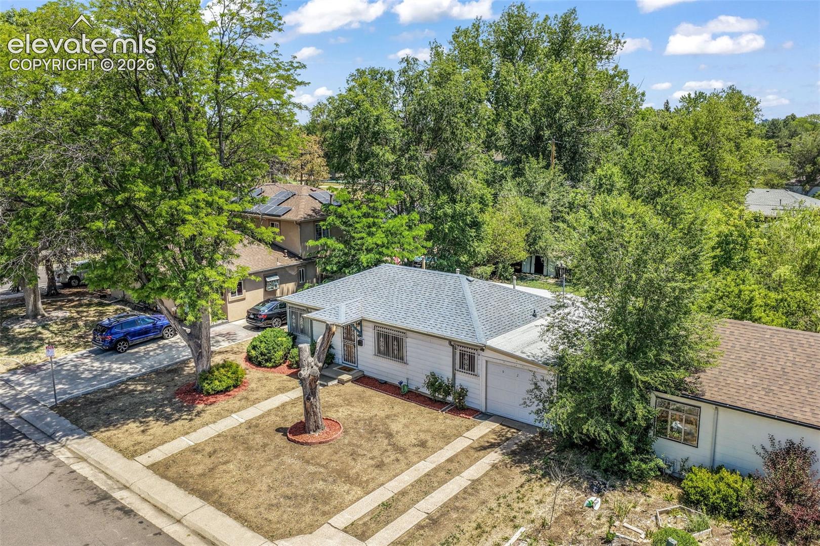 Listing photo 3 for 920 S Canosa Court