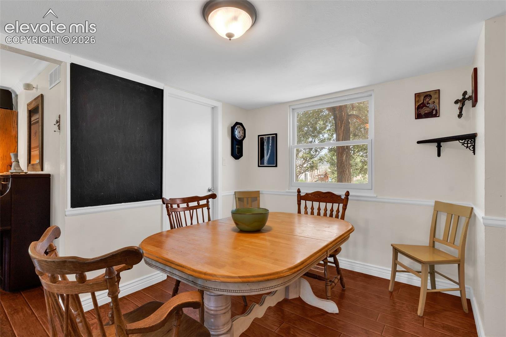 Listing photo 7 for 1004 Ridgeview Place