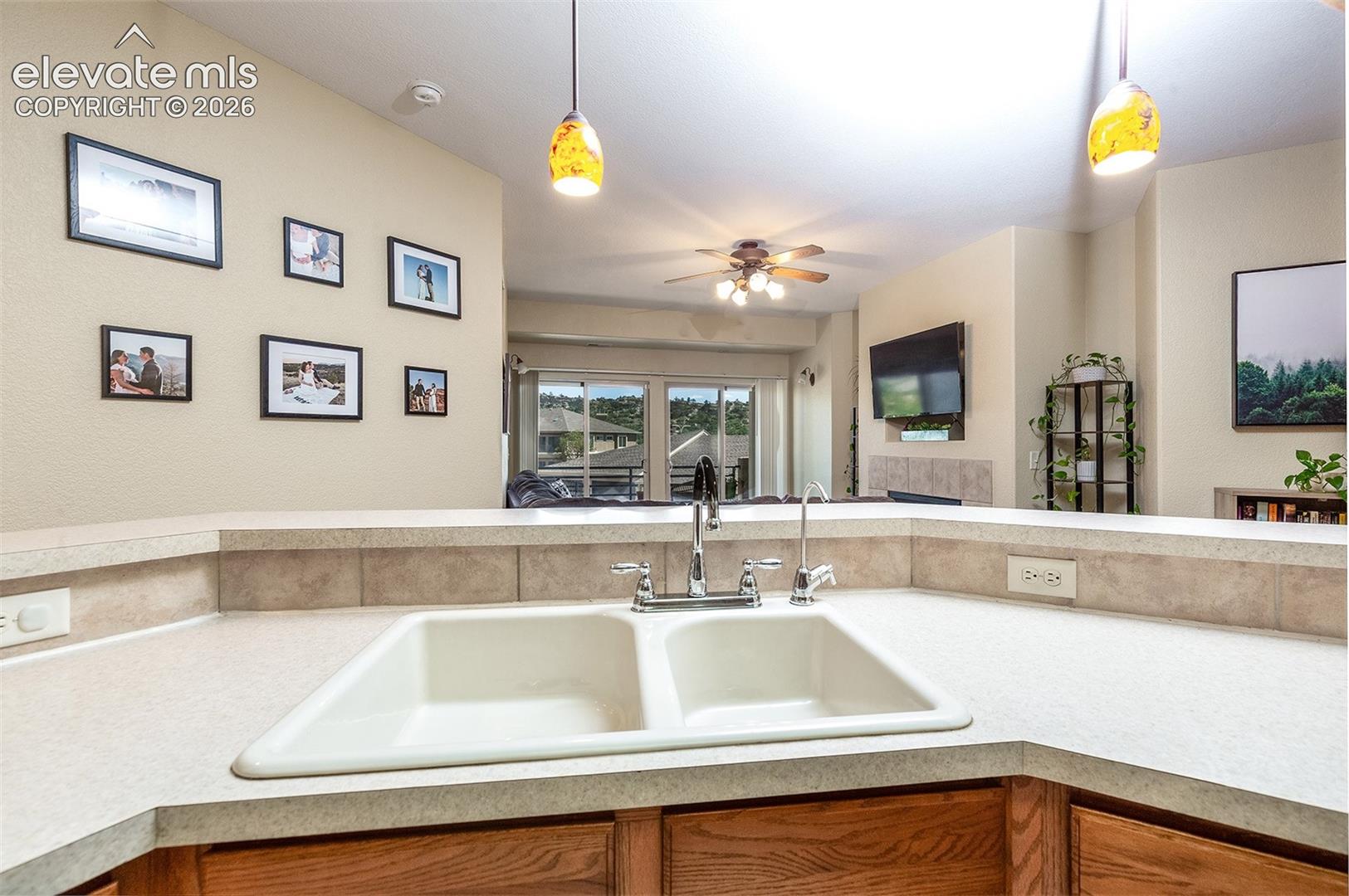 Listing photo 11 for 2085 Montura View 102