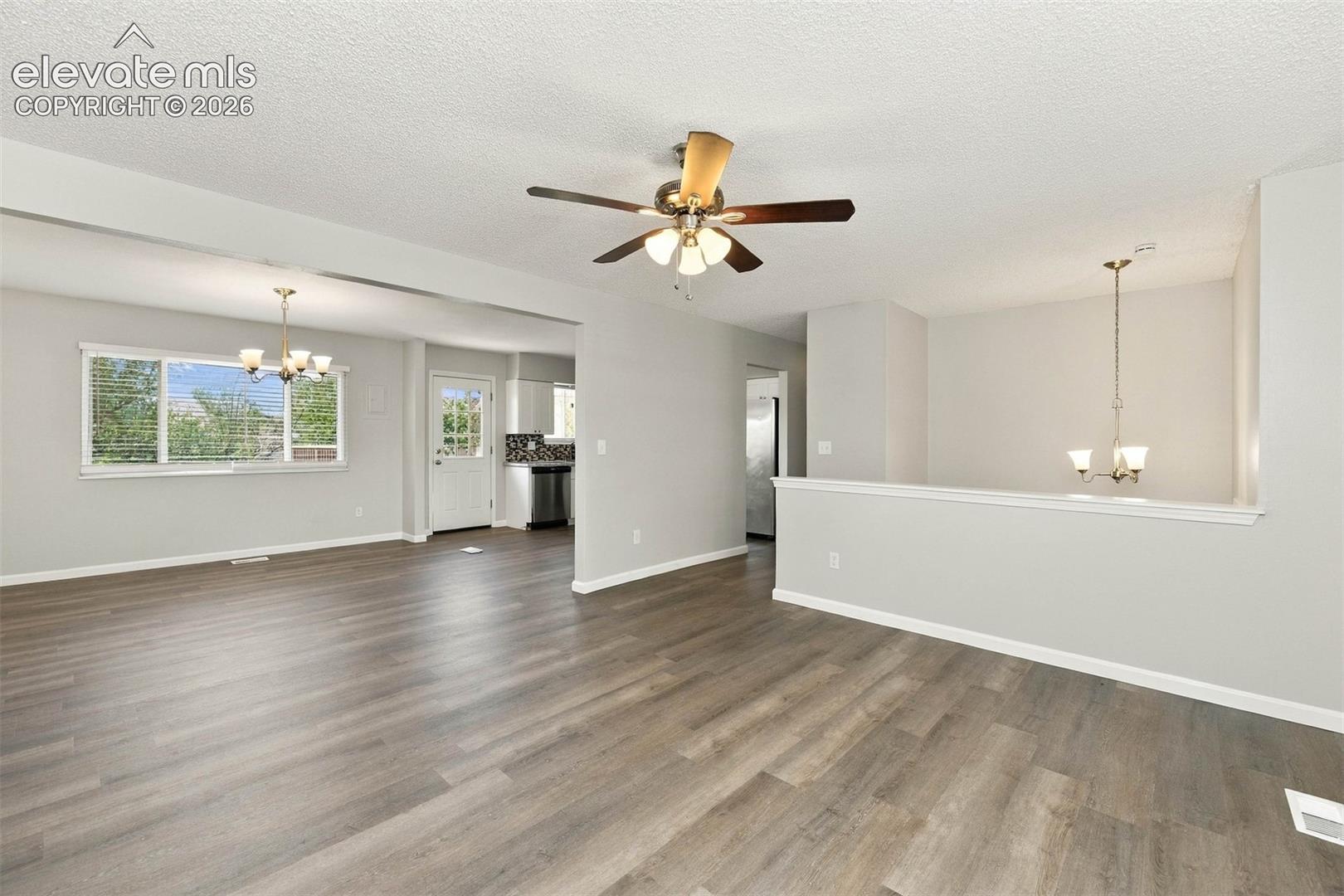 Listing photo 5 for 4937 Dewar Drive
