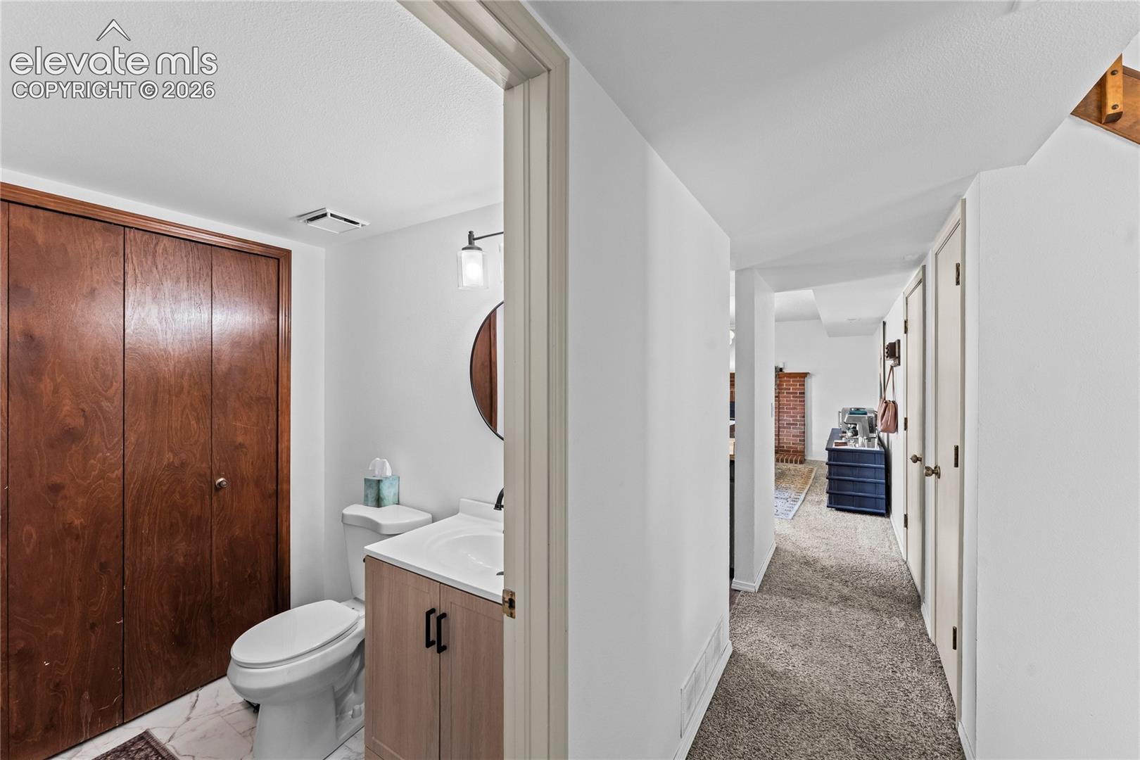 Listing photo 10 for 5870 Pemberton Way