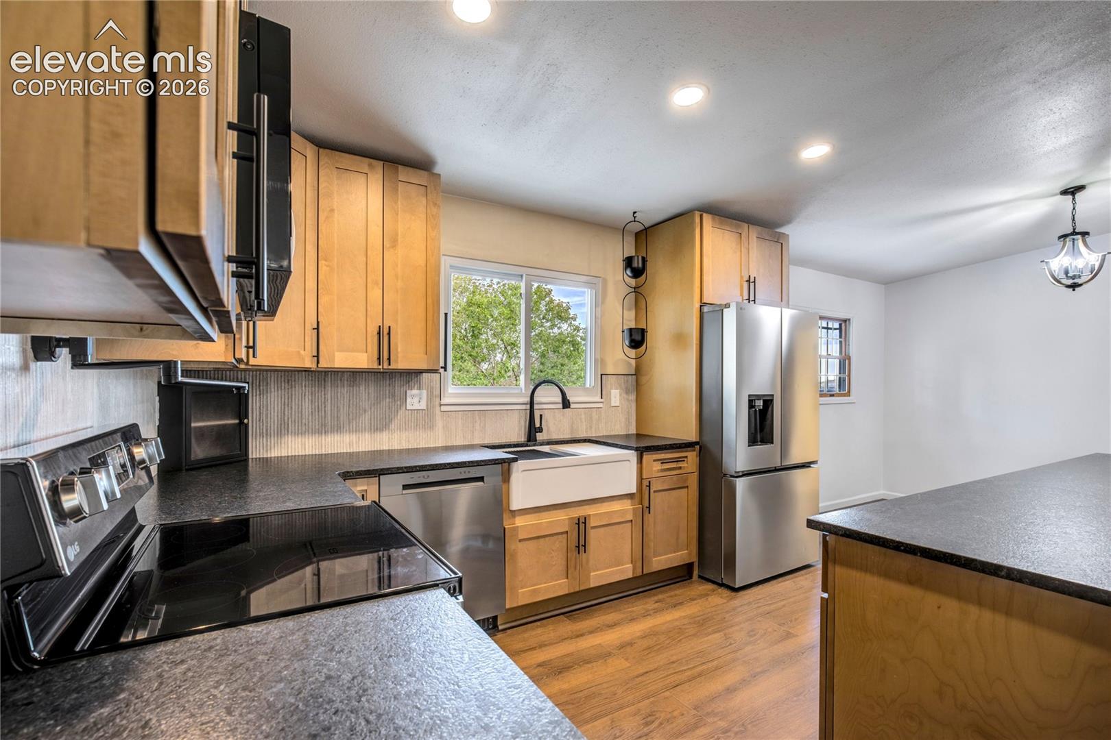 Listing photo 10 for 609 Crestridge Avenue
