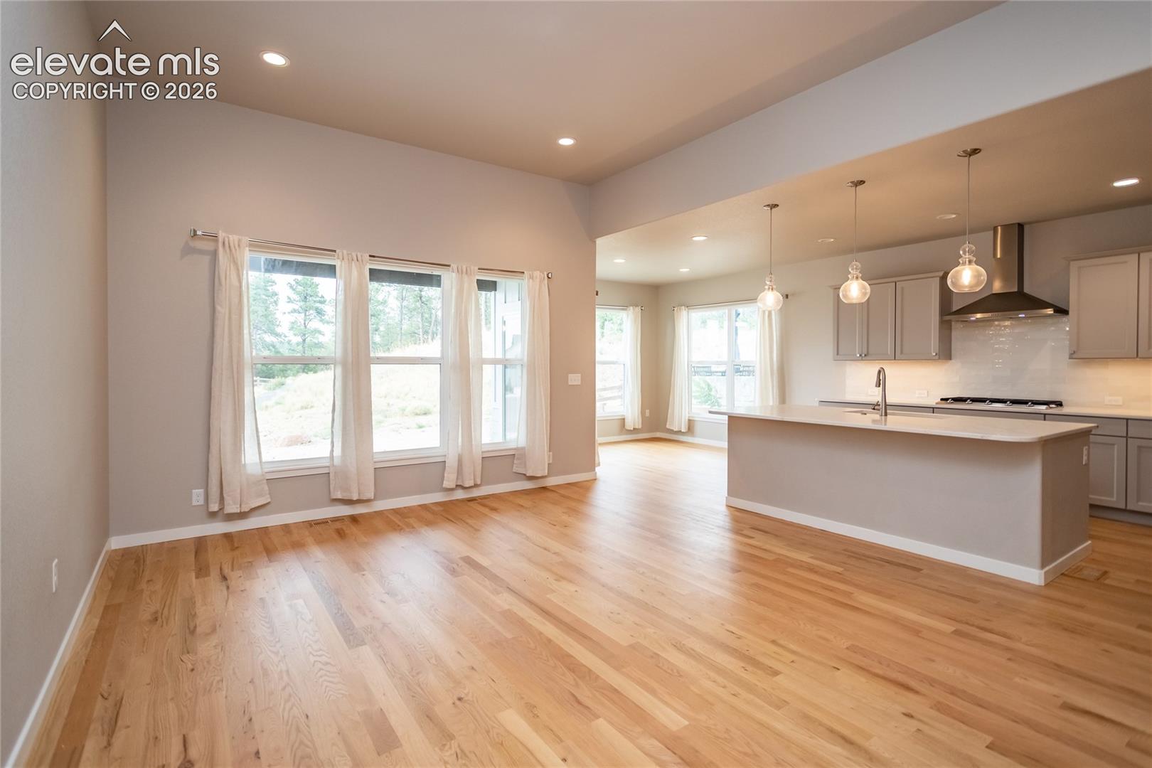 Listing photo 2 for 330 E Lost Pines Drive