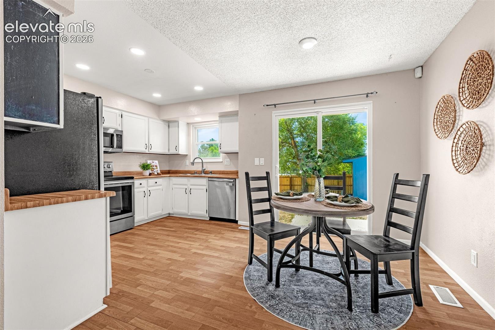 Listing photo 7 for 6805 Parkridge Court