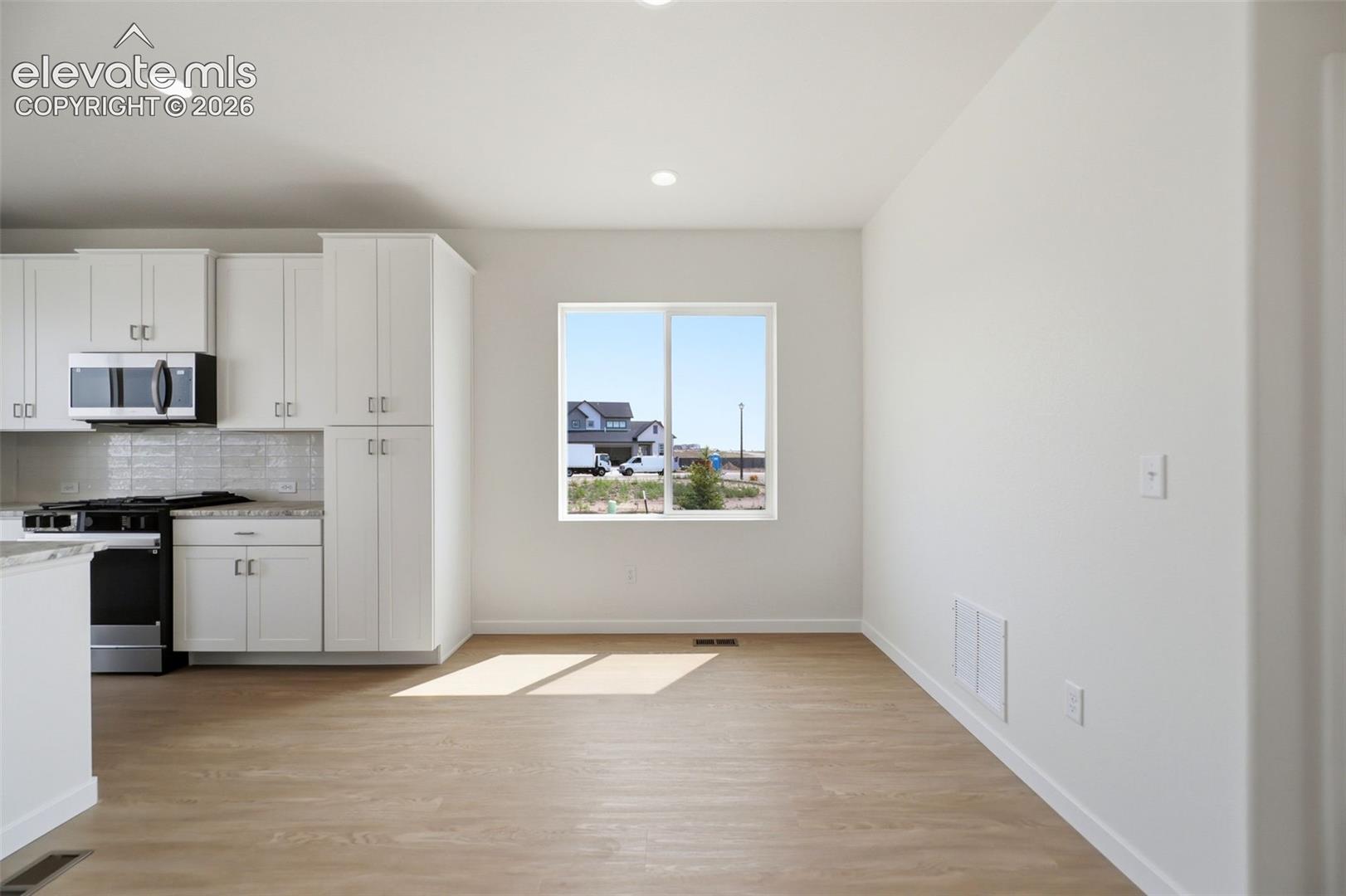 Listing photo 8 for 7968 School House Drive