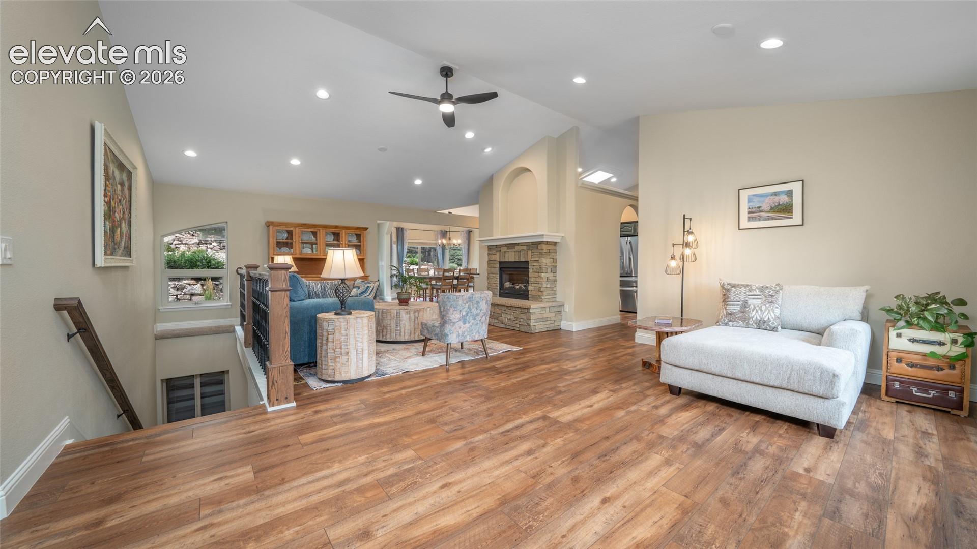 Listing photo 4 for 40 Wuthering Heights Drive