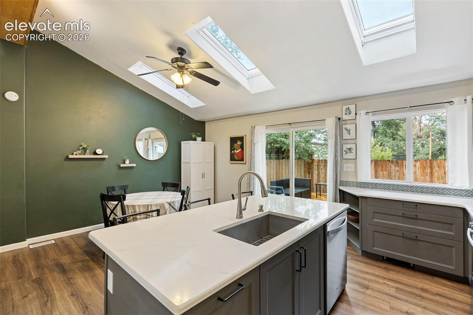 Listing photo 9 for 2110 Frontier Drive