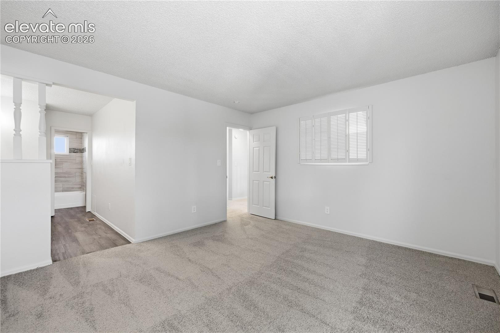 Listing photo 13 for 4571 Sunnyhill Drive