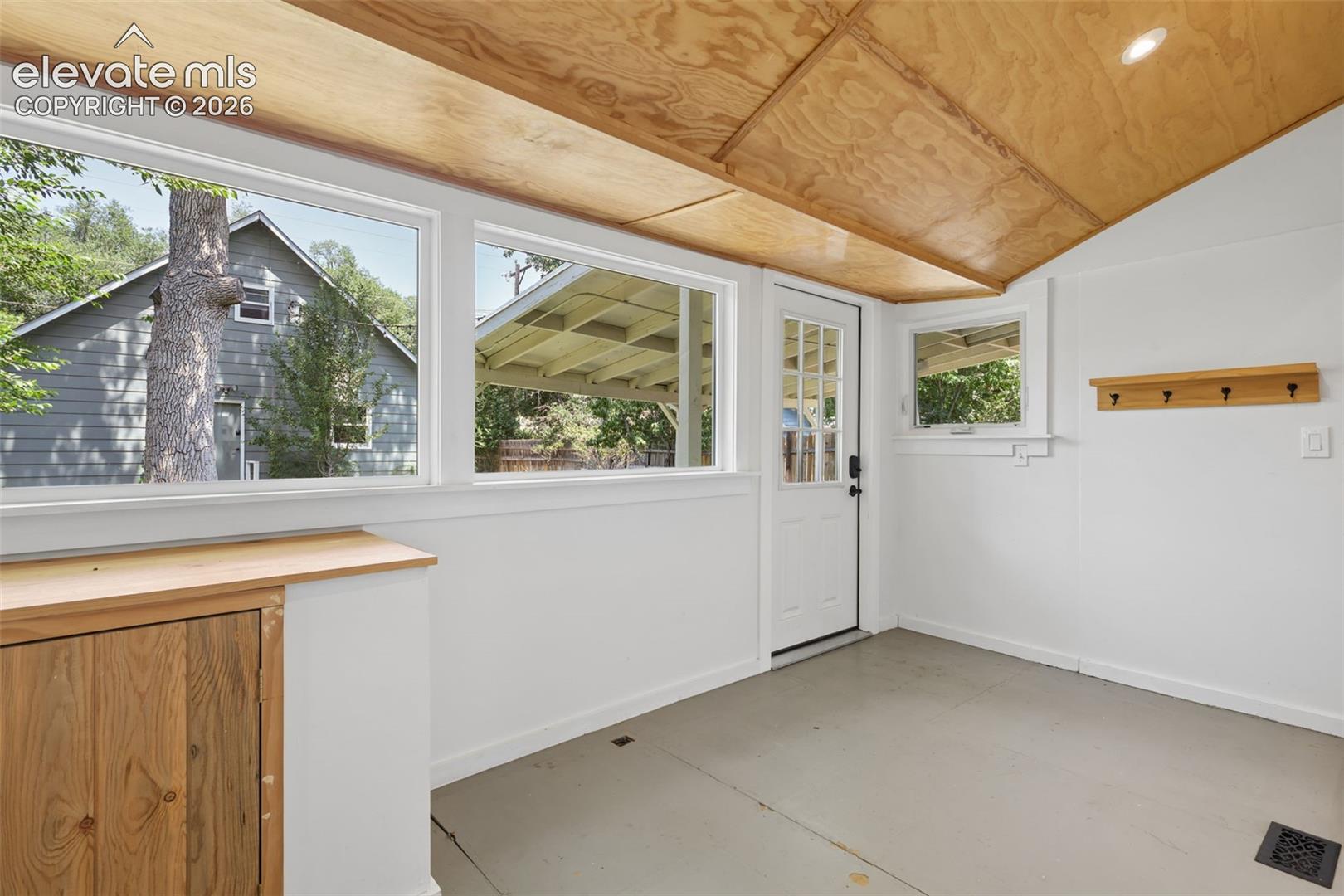 Listing photo 27 for 1812 W Pikes Peak Avenue