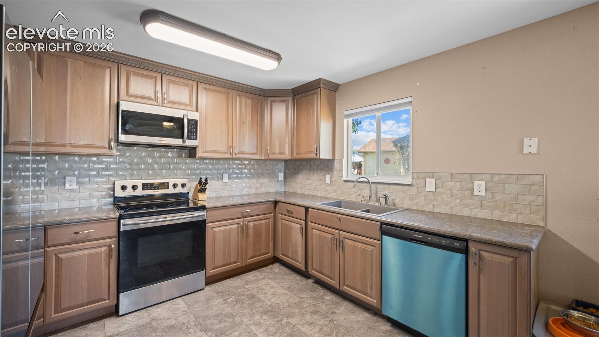 Listing photo 8 for 1180 Goodview Court