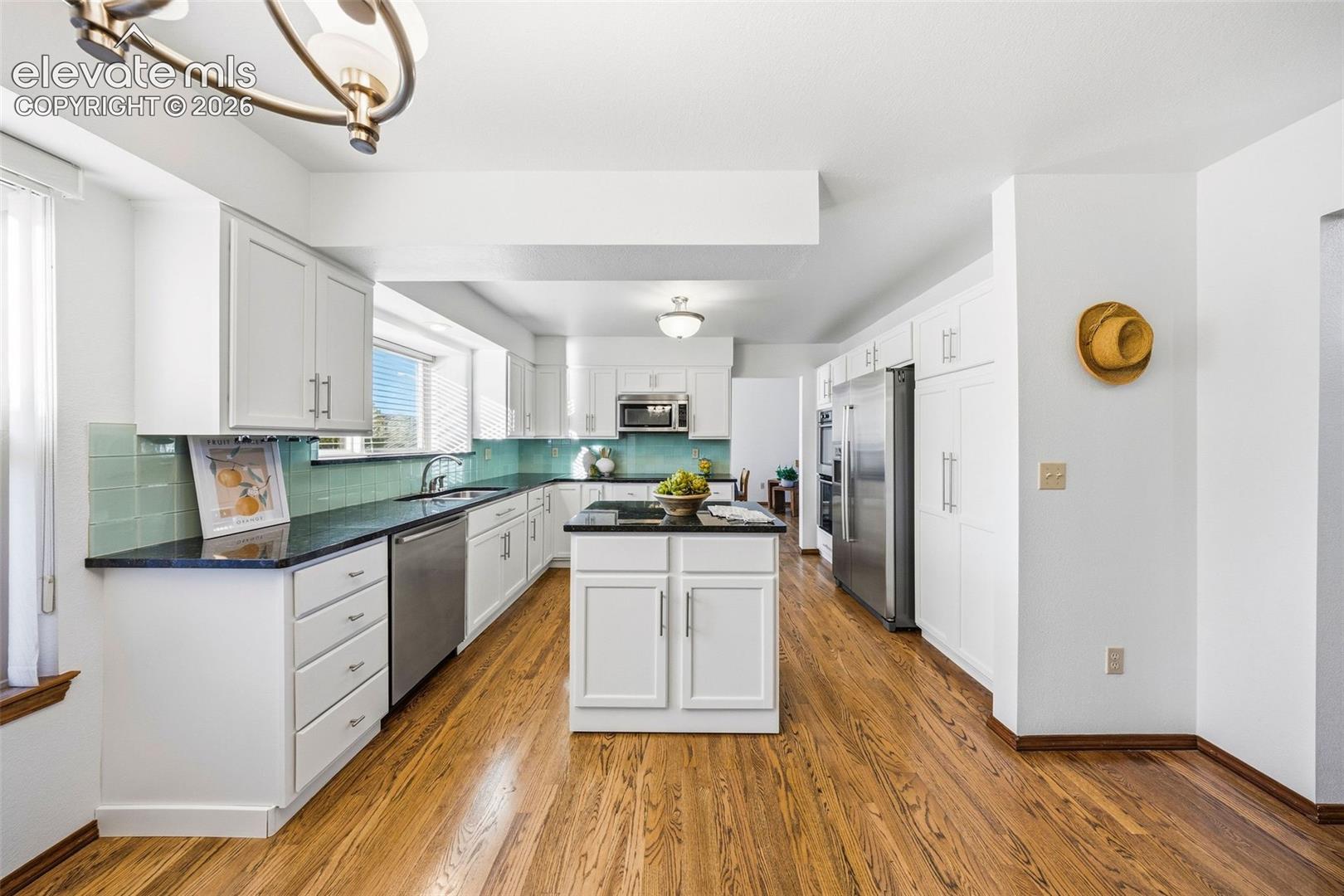 Listing photo 15 for 6120 Moorfield Avenue