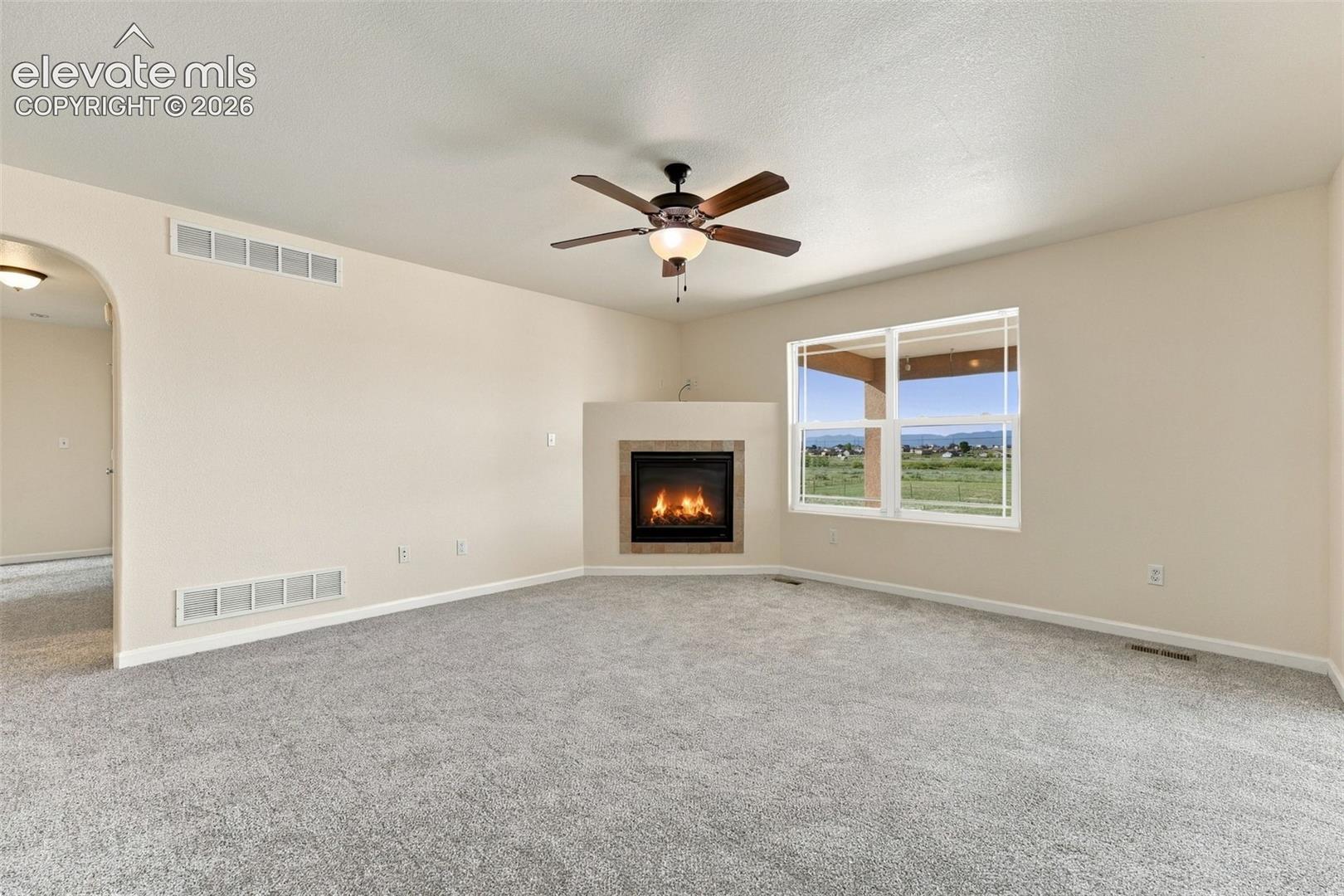 Listing photo 4 for 1385 N Challenger Drive