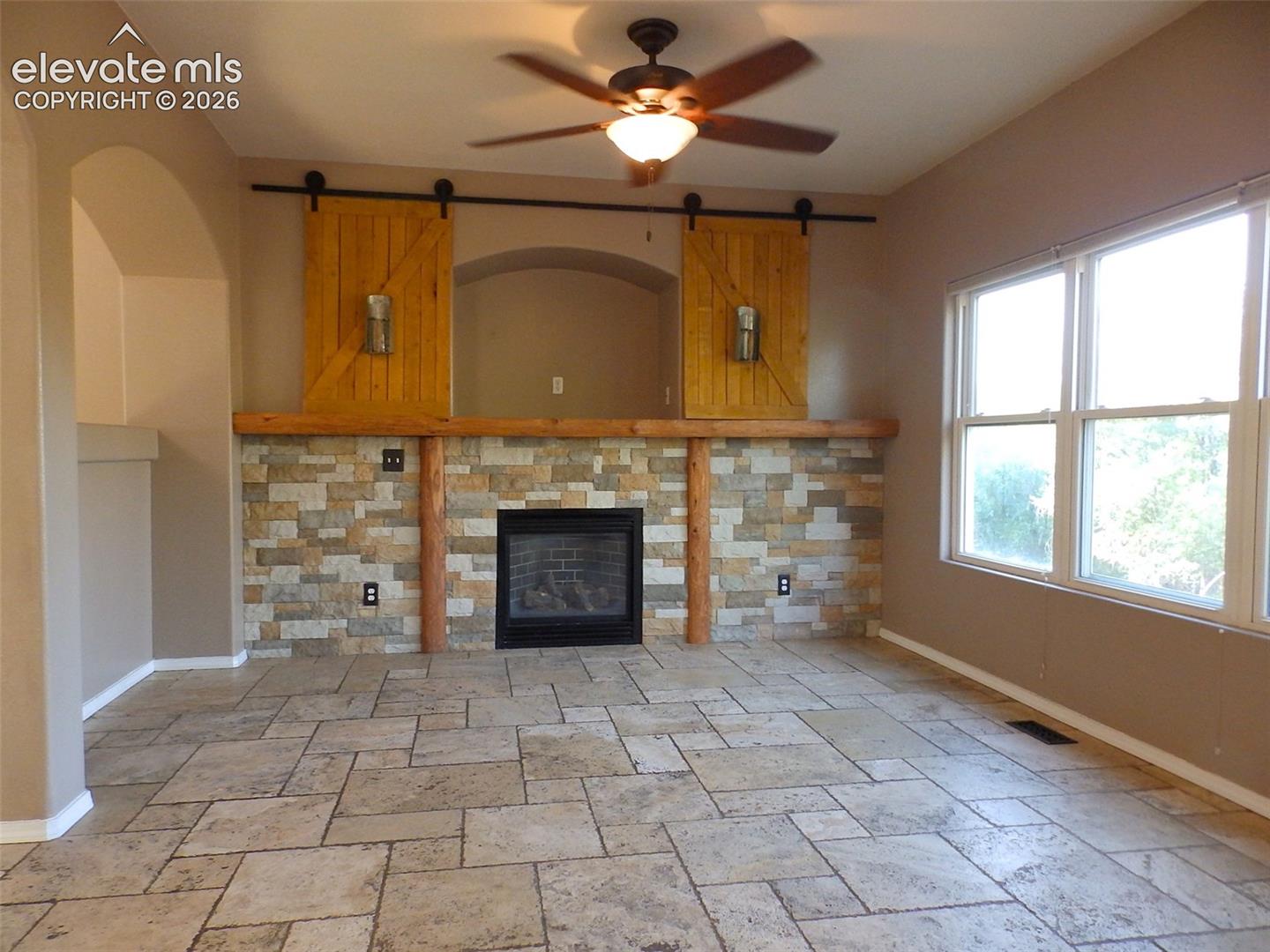 Listing photo 3 for 803 Ridgebury Place