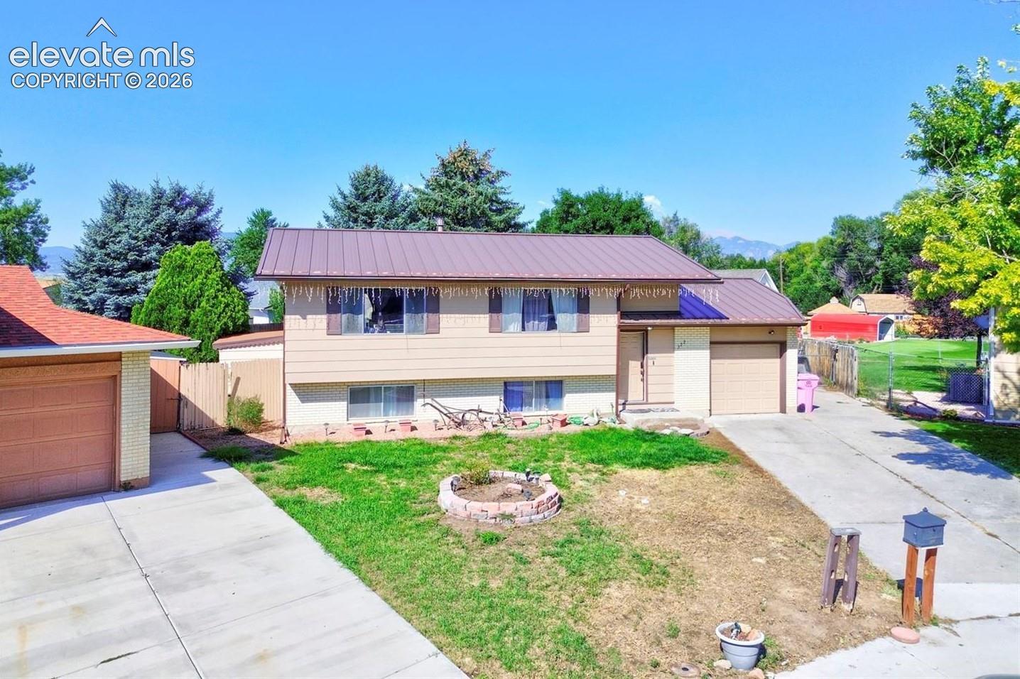 Listing photo 2 for 222 Fay Drive