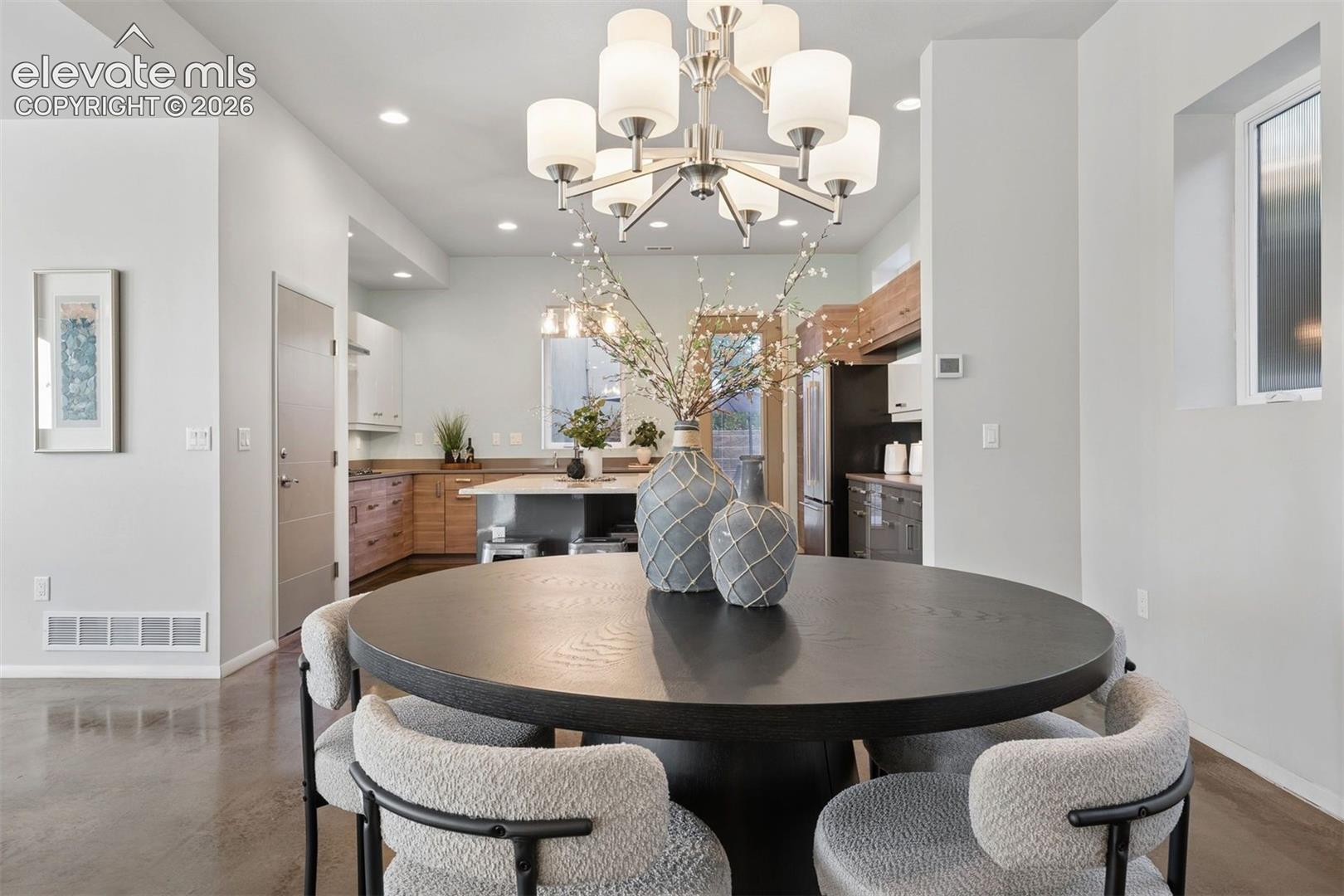 Listing photo 16 for 815 W Jefferson Street