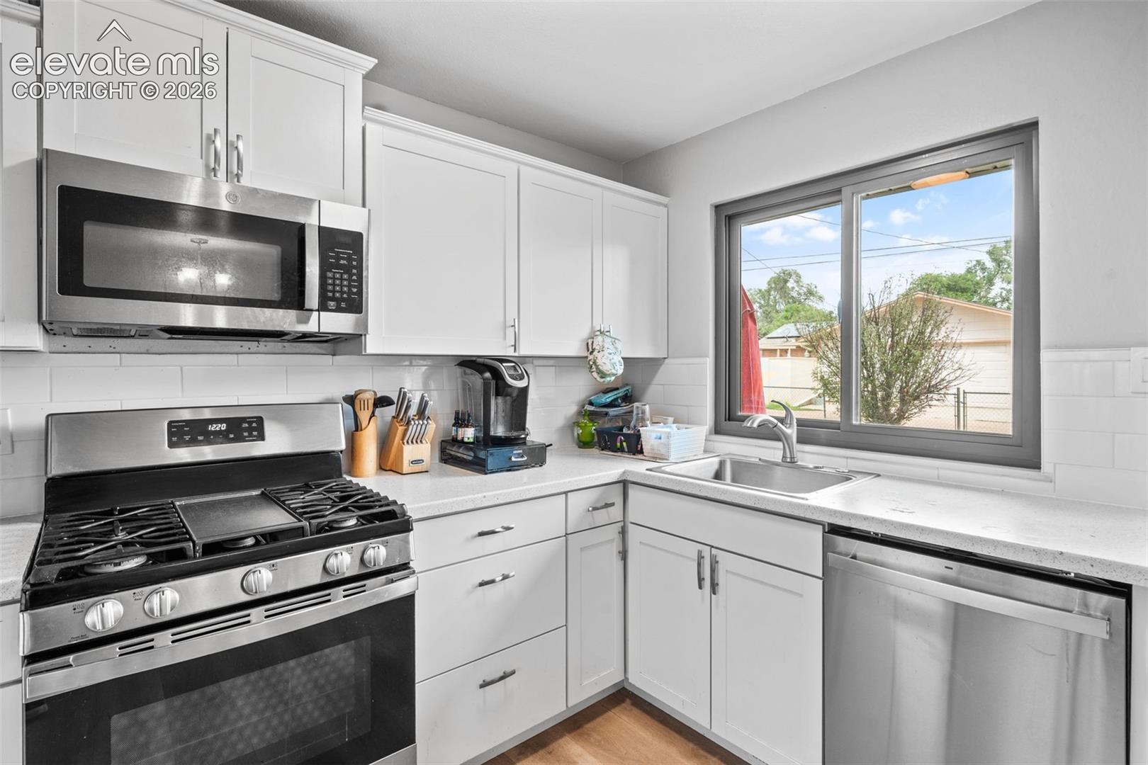 Listing photo 6 for 2505 Frontier Drive
