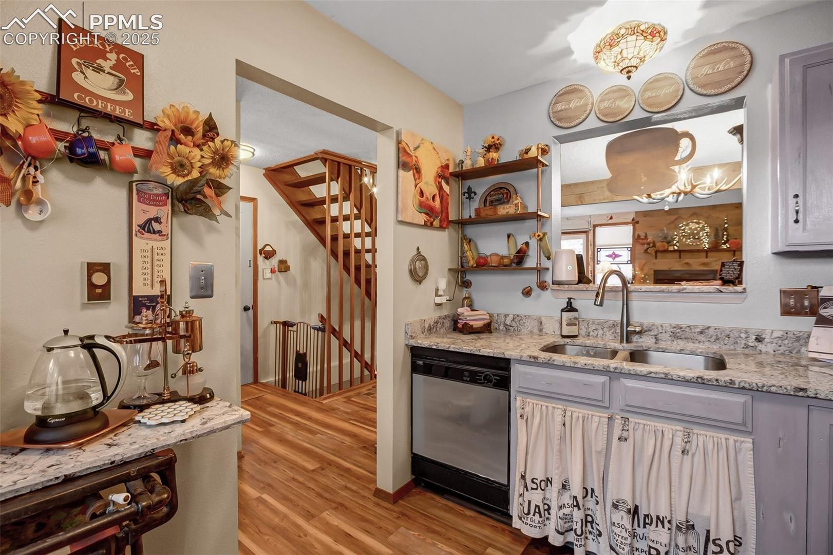 Listing photo 16 for 560 Manor Court A
