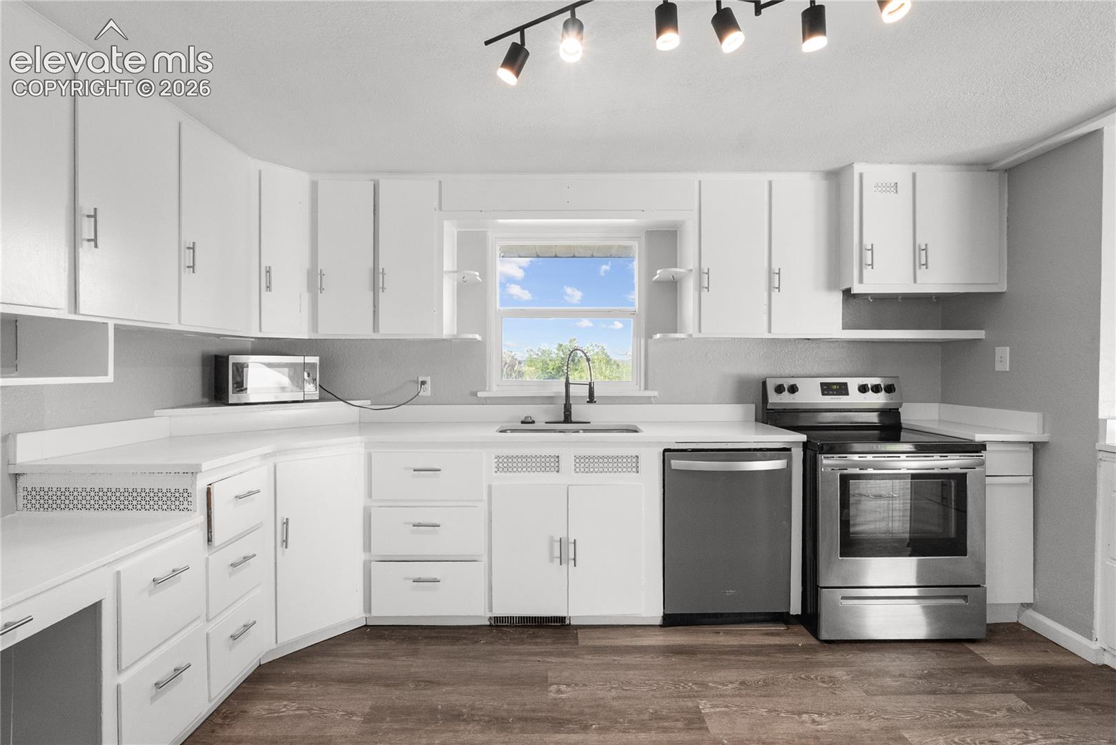Listing photo 9 for 1606 Navajo Circle