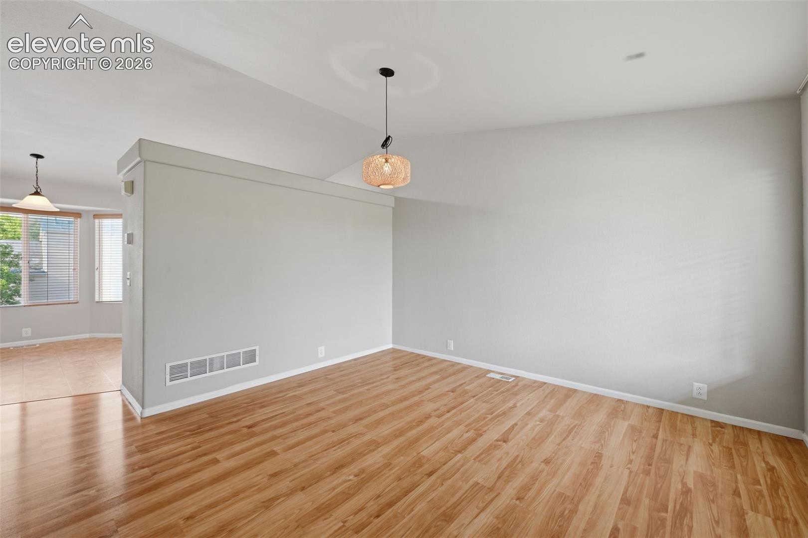 Listing photo 9 for 7368 Glenburn Drive