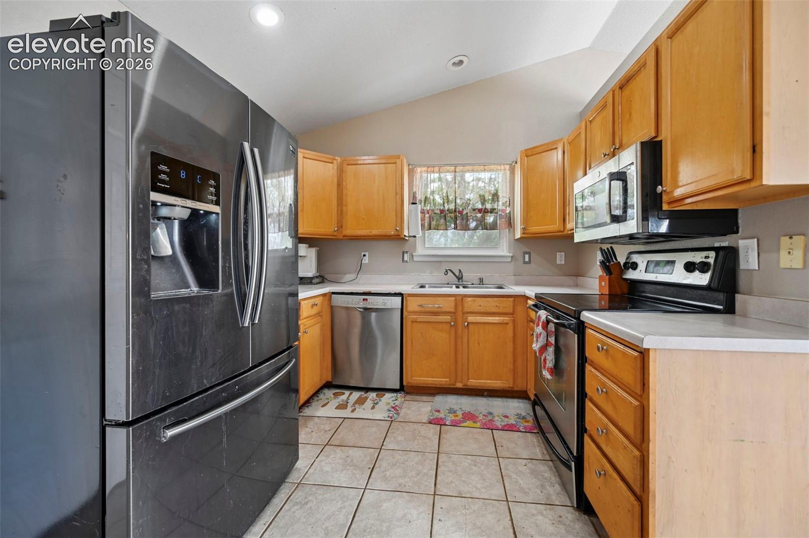 Listing photo 5 for 979 S Alexis Lane
