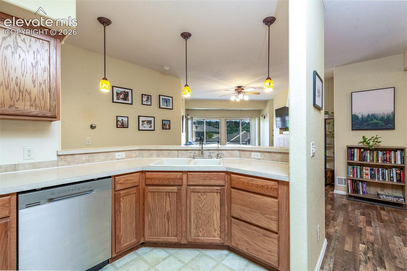 Listing photo 10 for 2085 Montura View 102