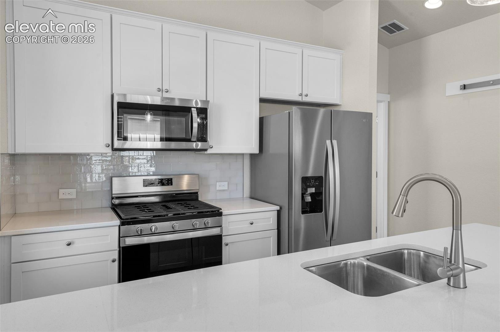 Listing photo 11 for 6872 Lily Mountain Lane